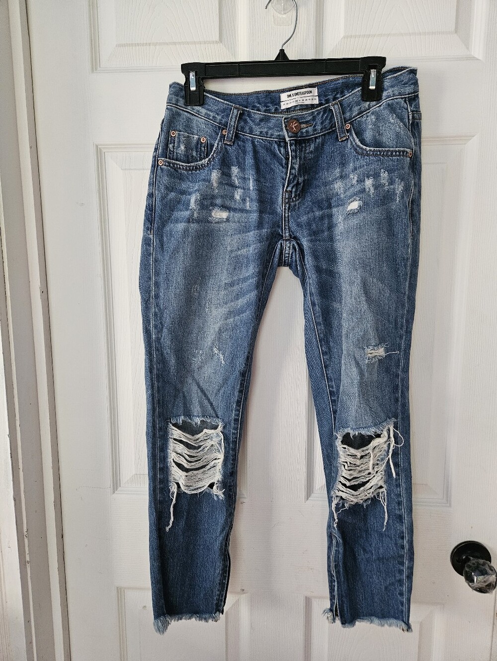 Distressed Dark Blue Skinny Jeans with Knee Rips
